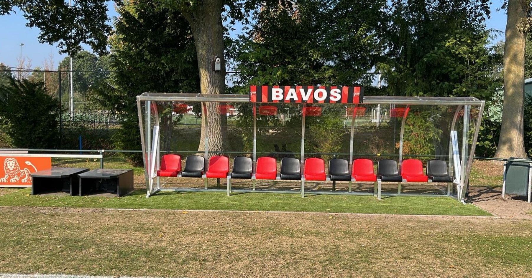 Nieuwe dug-outs hoofdveld